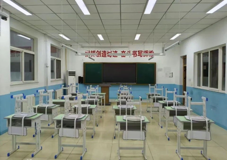 西安莲湖九紫龙岗补习学校教室，整齐排列的课桌与讲台黑板